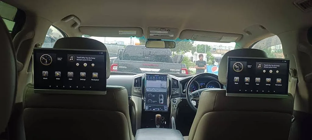 Land Cruiser rear-seat screens