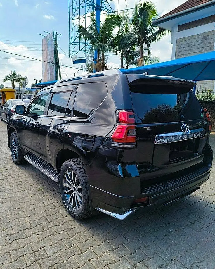Prado, rear three-quarter
